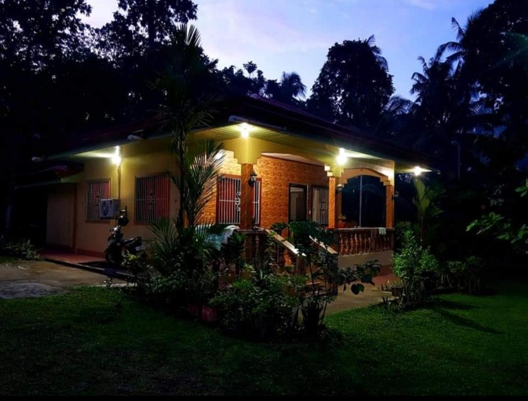 Paco's Garden Home Stay Mambajao Buitenkant foto