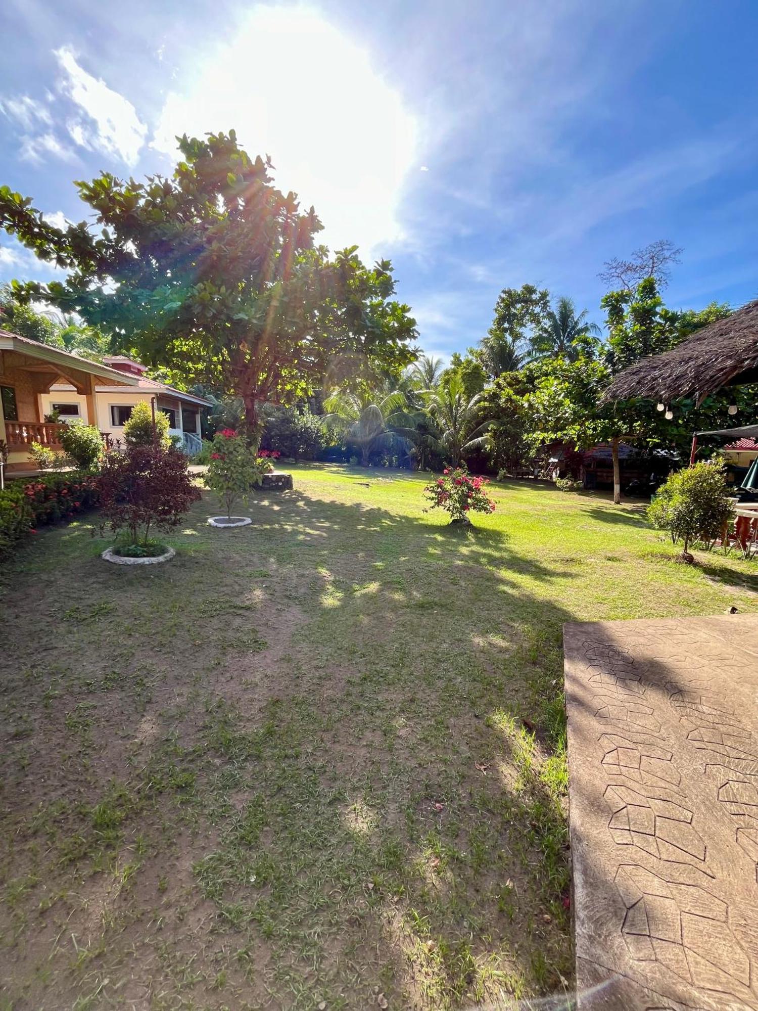 Paco's Garden Home Stay Mambajao Buitenkant foto